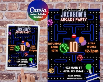 Może przedstawiać: Zaproszenie na przyjęcie urodzinowe w stylu Pac-Mana, w kolorze niebieskim i zielonym, z tekstem "You're Invited To Jackson's Arcade Party" i "Saturday April 10th". Zaproszenie zawiera również tekst "10" w kształcie neonowego zielonego Pac-Mana, "Pizza Works" i "12-3pm".