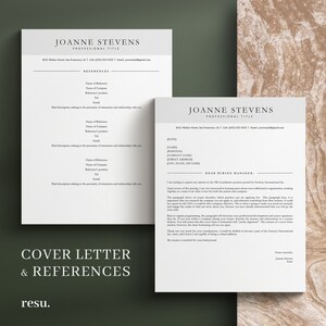 Puede incluir: Una plantilla de carta de presentaci&oacute;n y referencias en blanco y negro con el nombre Joanne Stevens y el t&iacute;tulo "T&iacute;tulo profesional" en la parte superior de la p&aacute;gina. La carta de presentaci&oacute;n va dirigida a "Estimado/a responsable de contrataci&oacute;n" e incluye un p&aacute;rrafo sobre la experiencia de la solicitante en el campo. La secci&oacute;n de referencias incluye una lista de referencias con sus nombres, puestos, empresas, n&uacute;meros de tel&eacute;fono y direcciones de correo electr&oacute;nico.