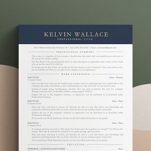 Pu&ograve; includere: Un modello di curriculum vitae in bianco e nero con il nome Kelvin Wallace in alto. Il curriculum vitae &egrave; diviso in sezioni per il riepilogo professionale, l'esperienza lavorativa, l'istruzione e il nome del programma/certificazione. Questo modello &egrave; progettato per aiutare i candidati a creare un curriculum vitae professionale ed efficace.