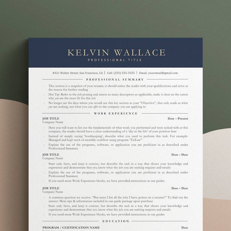 Pu&ograve; includere: Un modello di curriculum vitae in bianco e nero con il nome Kelvin Wallace in alto. Il curriculum vitae &egrave; diviso in sezioni per il riepilogo professionale, l'esperienza lavorativa, l'istruzione e il nome del programma/certificazione. Questo modello &egrave; progettato per aiutare i candidati a creare un curriculum vitae professionale ed efficace.