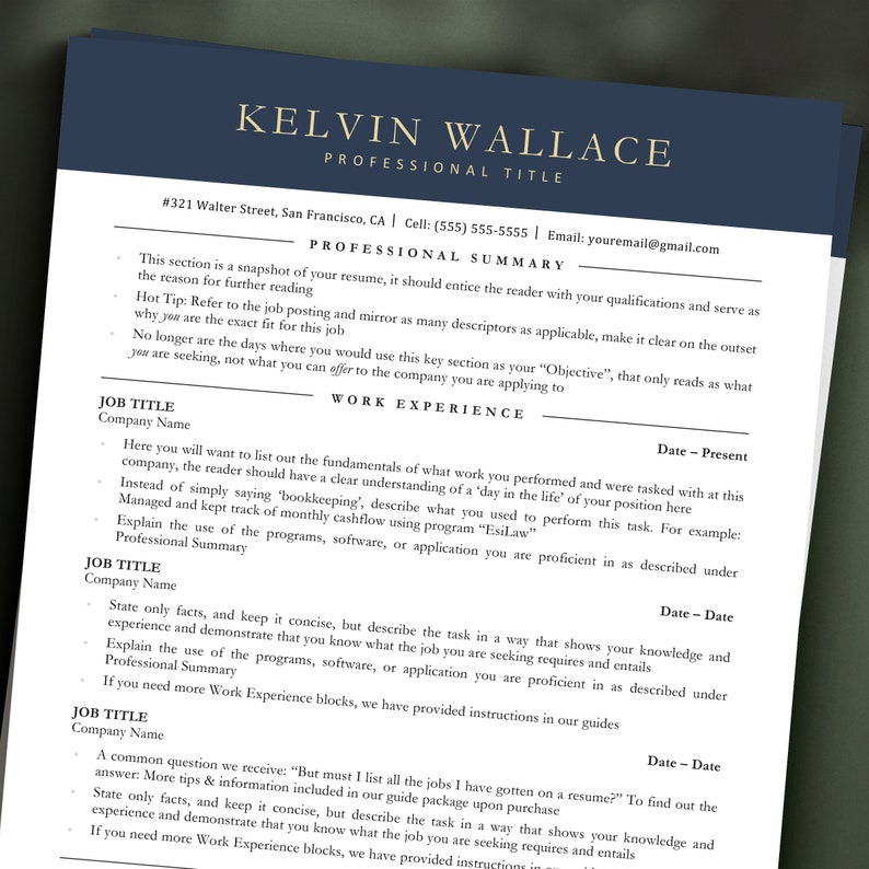 Pu&ograve; includere: Un modello di curriculum vitae in bianco e nero con il titolo "Kelvin Wallace" e l'intestazione "Riepilogo professionale". Il curriculum include una sezione per l'esperienza lavorativa con una descrizione del titolo del lavoro, del nome dell'azienda e delle date di impiego.