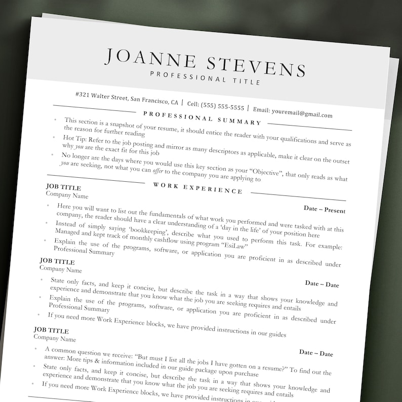 Puede incluir: Una plantilla de curr&iacute;culum vitae en blanco y negro con el t&iacute;tulo "Joanne Stevens" y el encabezado "Resumen profesional". El curr&iacute;culum incluye una secci&oacute;n de experiencia laboral con consejos sobre c&oacute;mo escribir un resumen profesional y c&oacute;mo describir tu experiencia laboral.