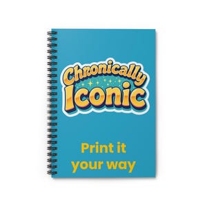 Op de afbeelding: Een spiraalgebonden notitieboek met een felblauwe kaft. De kaft toont de woorden "Chronically Iconic" in een retro lettertype, met een sterrenachtergrond. Daaronder staat de tekst "Print it your way" in geel.