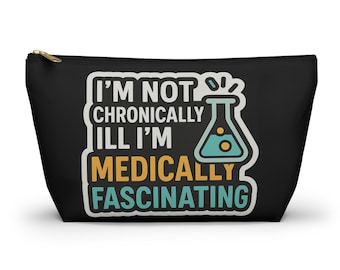 Pode incluir: Bolsa de cosméticos preta com zíper dourado e o texto "I'M NOT CHRONICALLY ILL I'M MEDICALLY FASCINATING" em branco, laranja e verde-azulado. Um gráfico de béquer verde-azulado e branco também está incluído.