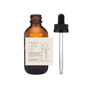 Peut inclure: Un flacon en verre brun avec un compte-gouttes rempli d'un sérum étiqueté "Time Eraser Serum" avec le texte "smooth, soothe & repair" et "ESSENTIAL OIL BLEND".