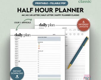 Könnte beinhalten: Ein druckbarer und ausfüllbarer PDF-Halbstundenplaner mit Tagesplan-Layout. Der Planer enthält Abschnitte für Zeitplan, Prioritäten und eine To-Do-Liste. Ein blauer Stift mit goldenen Akzenten liegt auf der Seite. Der Text "Instant Download" ist ebenfalls enthalten.