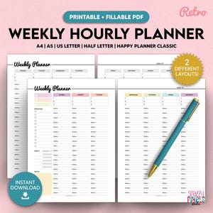 Puede incluir: Un planificador horario semanal imprimible con dos diseños diferentes. El planificador incluye secciones para cada día de la semana, con franjas horarias. El diseño incluye el texto "Weekly Hourly Planner". Un bolígrafo turquesa descansa sobre el planificador.