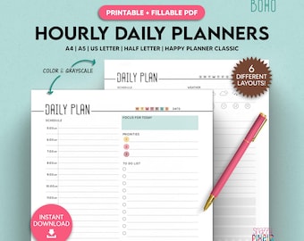 Puede incluir: Planificador diario por hora imprimible en blanco y negro con un tema boho. El planificador tiene secciones para el horario, el enfoque para hoy, las prioridades y la lista de tareas pendientes. Está disponible en 6 diseños diferentes.