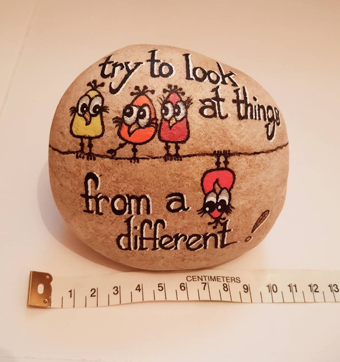 Galet Décoratif Écritures et Dessins Peints à La Main, Try To Look At Things From A Different
