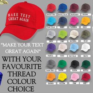 Puede incluir: Una selección de gorras de béisbol en varios colores, incluyendo rojo, azul, verde, amarillo, naranja, morado y blanco. Las gorras están hechas de una tela suave y cómoda y presentan una variedad de diseños, incluyendo una gorra con el texto "MAKE TEXT GREAT AGAIN".