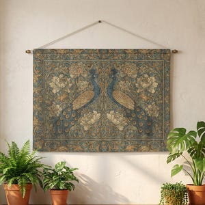 Puede incluir: Un tapiz mural con dos pavos reales enfrentados, sobre un fondo de motivos florales en tonos azules, beige y dorados. El tapiz se exhibe en una barra de madera, añadiendo un toque de elegancia a la decoración de la habitación.