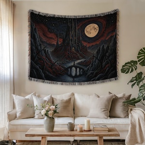 Coperta tessuta con cattedrale gotica / Arazzo con castello medievale oscuro, decorazione murale con luna piena