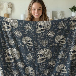 Manta tejida con calavera gótica y flores: Decoración del hogar Whimsigoth