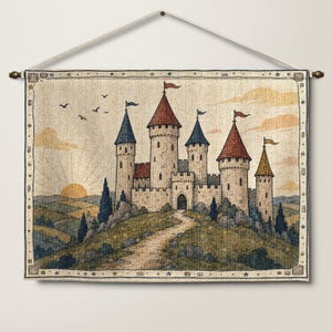 Könnte beinhalten: Ein rechteckiger Wandbehang mit einer detaillierten Illustration einer steinernen Burg mit mehreren Türmen, roten und blauen Spitzdächern sowie Flaggen. Die Szene zeigt einen Sonnenaufgang über hügeligen Landschaften, einen Pfad und Vögel am Himmel.