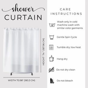 Może przedstawiać: Biała zasłona prysznicowa z napisem "shower CURTAIN" w czarnym skrypcie. Zasłona ma 187,96 cm wysokości i 180,3 cm szerokości. Instrukcje dotyczące pielęgnacji są wymienione po prawej stronie obrazu.