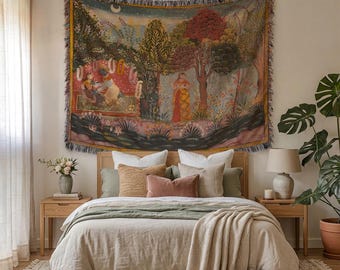 Könnte beinhalten: Ein Schlafzimmer mit einem Wandteppich, der eine Landschaftsszene über einem Bett zeigt. Das Bett hat eine hellfarbige Bettdecke, Kissen und eine grüne Decke. Eine Katze liegt auf einem Teppich in der Nähe des Bettes. Nachttische aus Holz und eine Topfpflanze vervollständigen die Szene.