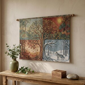 Può includere: Un arazzo murale raffigurante le quattro stagioni, con un albero centrale e scene di primavera, estate, autunno e inverno. L'opera d'arte presenta un cervo, una volpe e un lupo in un ambiente forestale. Montato su un'asta di legno.