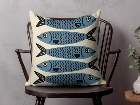 Fornasetti coussin en soie Sardine Fishes on Red - En vente sur coussin Fornasetti coussin en soie Sardine Fishes on Red - En vente sur coussin