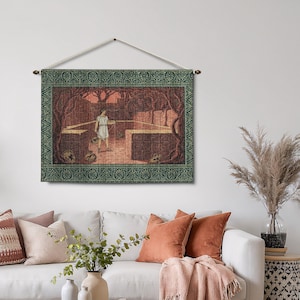 Peut inclure: Une tenture murale représentant une scène classique avec une figure en tunique blanche dans une structure en forme de labyrinthe. L'œuvre est encadrée d'une bordure verte et d'un cordon de suspension beige. La palette de couleurs comprend des nuances de rouge, de brun et de vert.