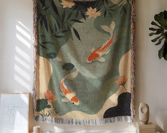 Koi-Fisch-Webdecke | Japanischer Wandteppich mit botanischem Teichmotiv | Zen-Seerosen-Überwurfdecke