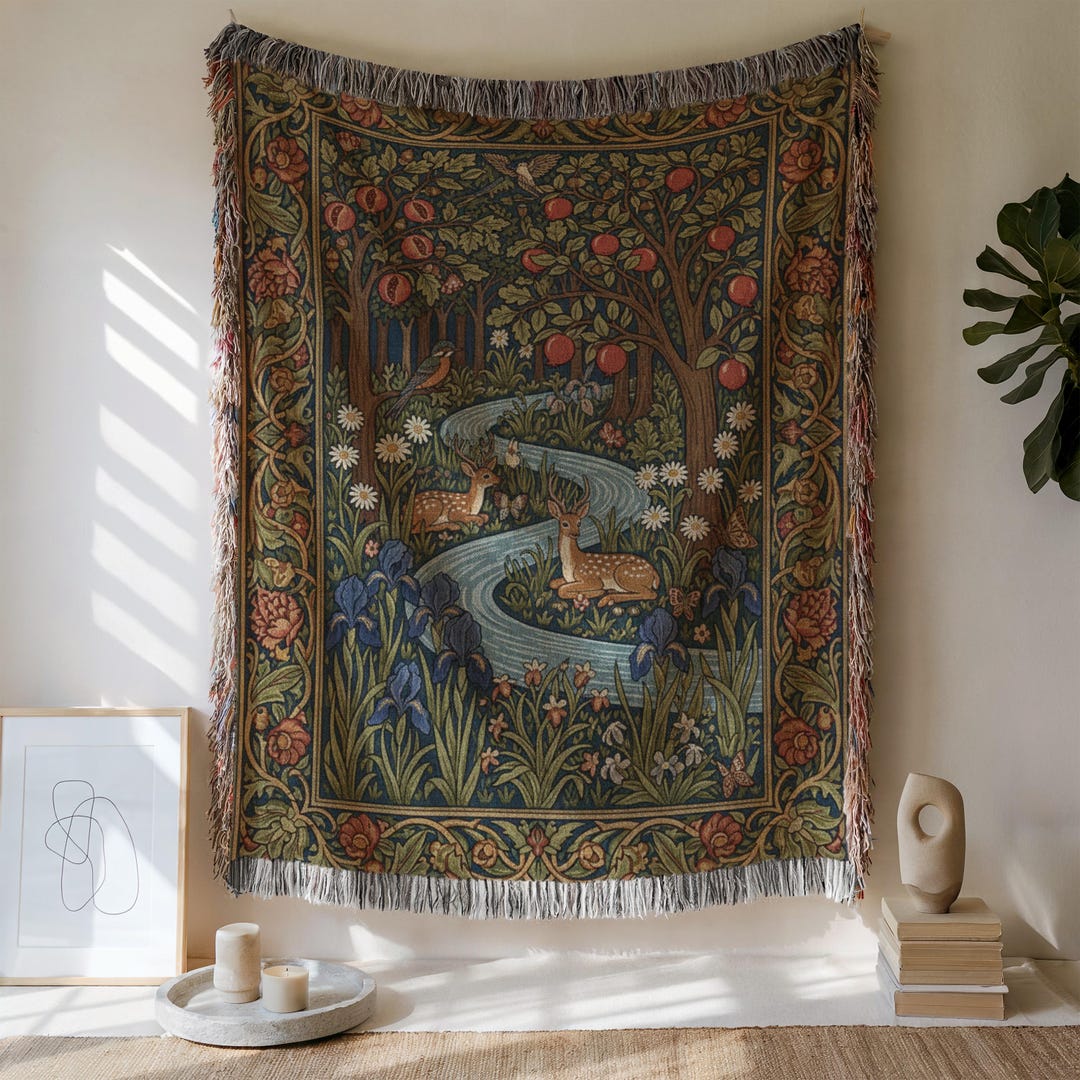 ヨーロッパ式刺繍絵タペストリー: A Cottage in the Forest William Morris Forest Woven Blanket | Cottagecore Deer Tapestry