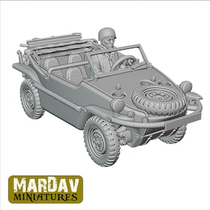 Könnte beinhalten: Ein graues Plastikmodell eines amphibischen Fahrzeugs aus dem Zweiten Weltkrieg mit einem Fahrer auf dem Sitz. Das Fahrzeug hat ein Stoffverdeck und einen Reservereifen, der hinten montiert ist. Das Modell wird von Mardav Miniatures hergestellt.