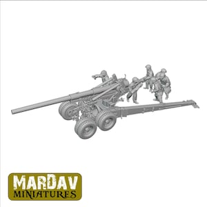 Puede incluir: Una maqueta gris de una pieza de artillería con múltiples ruedas y un cañón largo, acompañada de varias figuras en miniatura uniformadas. La imagen incluye el texto "MARDAV MINIATURES" en un logotipo rectangular verde y dorado.