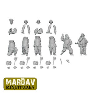 Op de afbeelding: Een verzameling onbeschilderde miniatuurfiguren van soldaten in winterkleding, inclusief helmen, jassen en broeken. Accessoires zijn onder meer tassen, schoppen en granaten. De figuren staan in verschillende poses. Het logo "MARDAV MINIATURES" staat onderaan.