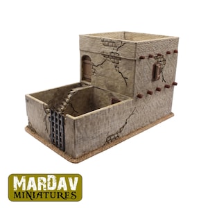 Może przedstawiać: Miniaturowy, zniszczony budynek z dwupiętrową wieżą i otwartą częścią. Konstrukcja pomalowana jest w odcieniach beżu i brązu, z widocznymi pęknięciami i zniszczonym wyglądem. Widoczna jest metalowa brama i drewniane drzwi.
