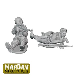Puede incluir: Dos figuras de soldados en miniatura de color gris sin pintar. Una figura está sentada apuntando con un rifle con mira telescópica. La otra figura está tumbada boca abajo, sosteniendo binoculares con un rifle en el suelo. El texto MARDAV MINIATURES aparece debajo.