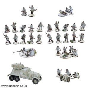 Könnte beinhalten: Ein Set mit 28 weiß bemalten Miniaturfiguren, darunter Soldaten, ein Panzer und eine Kanone. Die Figuren sind in verschiedenen Kampfpositionen aufgestellt und auf einem weißen Hintergrund platziert.