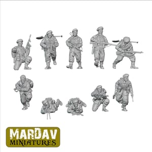 Può includere: Un set di nove miniature di soldati in plastica grigia in varie pose, che tengono fucili e altre armi. Le miniature indossano tutte berretti e hanno tratti del viso dettagliati. Le miniature sono in piedi su uno sfondo bianco.  MARDAV MINIATURES è stampato su un rettangolo verde nella parte inferiore dell'immagine.