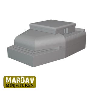 Puede incluir: Modelo en miniatura gris de una caja registradora con base rectangular y parte superior curvada. El modelo tiene una pequeña sección elevada en la parte superior. El logotipo "MARDAV MINIATURES" está en un rectángulo verde y amarillo.