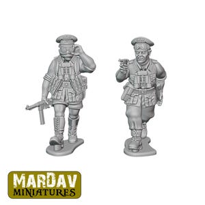 Könnte beinhalten: Zwei unbemalte graue Miniatur-Soldatenfiguren aus Kunstharz auf runden Sockeln. Eine Figur trägt eine Schutzbrille auf der Mütze und hält eine Maschinenpistole. Die andere Figur trägt eine Schutzbrille im Gesicht und hält eine Pistole. Text MARDAV MINIATURES.