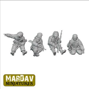 Könnte beinhalten: Vier graue Plastik-Miniaturfiguren von Soldaten in Winterausrüstung, die Gewehre halten und in verschiedenen Posen posieren. Die Figuren stammen von Mardav Miniatures.