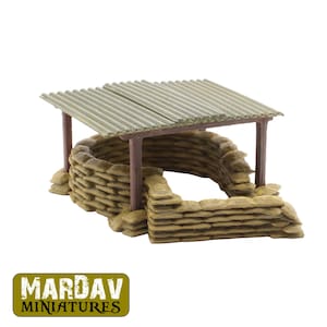 Könnte beinhalten: Miniaturmodell eines Sandsackbunkers mit einem Dach aus Wellblech. Der Bunker besteht aus gestapelten Sandsäcken und wird von Holzpfosten getragen. Ideal für Tabletop-Spiele oder den Modellbau.