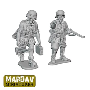 Könnte beinhalten: Zwei unbemalte graue Miniatur-Soldatenfiguren aus Kunstharz auf individuellen Sockeln. Eine Figur trägt eine Schutzbrille und hält ein Maschinengewehr sowie einen kleinen Koffer. Die andere Figur trägt einen Helm, zeigt nach vorne und hält ein Gewehr. Das Logo MARDAV MINIATURES ist sichtbar.
