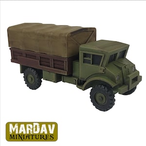 Puede incluir: Un camión militar verde con una plataforma de madera marrón y una lona de lona beige. El camión tiene cuatro ruedas y una cabina del conductor. El camión es un modelo en miniatura.