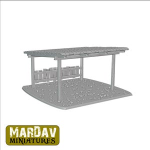 Könnte beinhalten: Ein graues 3D-gedrucktes Modell eines Holzschuppens mit einem Strohdach und einem Zaun auf einer Seite. Der Schuppen steht auf einem Sockel mit einer Kiestextur.