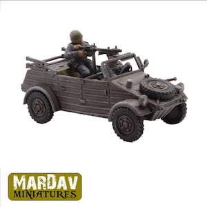 Może przedstawiać: Model wojskowego pojazdu w kolorze brązowym i szarym z dwiema figurkami, jedna z nich trzyma karabin maszynowy. Pojazd ma zapasowe koło z tyłu i drewniane nadwozie. Model został wykonany przez Mardav Miniatures.