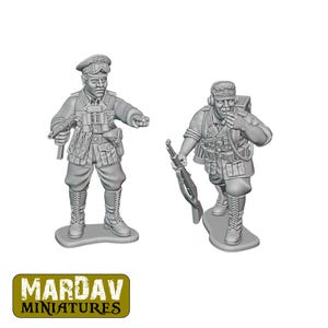Puede incluir: Dos figuras de soldados en miniatura de color gris sin pintar. La figura de la izquierda lleva una gorra, gafas y sostiene un subfusil mientras señala. La figura de la derecha lleva auriculares, sostiene un rifle y habla por un auricular de radio. Logo MARDAV MINIATURES.