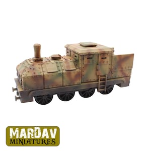 Puede incluir: Un modelo en miniatura de tren blindado con un esquema de pintura de camuflaje. El modelo presenta un diseño detallado con remaches, una escalera y una chimenea. Las ruedas son negras y el modelo tiene el texto "MARDAV MINIATURES" en un rectángulo verde y amarillo.