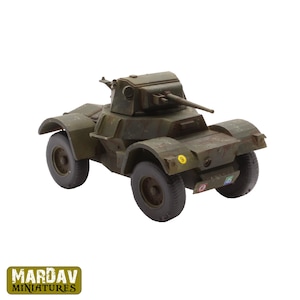 Può includere: Modello in miniatura di un'autoblindo verde oliva con torretta girevole e cannone. Il modello ha quattro ruote e un aspetto usurato. L'immagine include il testo "MARDAV MINIATURES".