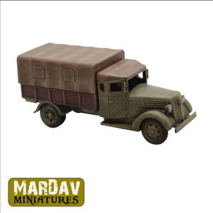 Può includere: Un camion militare verde con una tela di copertura in tela marrone che copre il cassone. Il camion ha un cassone in legno e una capote in tela con due finestre. Il camion è su uno sfondo bianco.