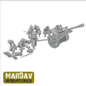 Op de afbeelding: Een grijs plastic model van een Duits 7,5 cm FK 18 veldkanon met een bemanning van vijf soldaten. Het kanon staat op een wagen met wielen en de soldaten staan in verschillende poses. De kit is gemaakt door Mardav Miniatures.