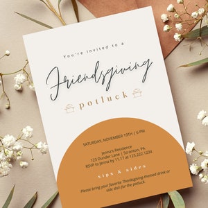 Può includere: Un invito a un potluck di Friendsgiving con uno schema di colori marrone e bianco. L'invito presenta un'icona di pentola stilizzata e il testo "You're Invited to a Friendsgiving Potluck". La data e l'ora dell'evento sono elencate come "Saturday, November 19th | 6 PM". L'invito include anche l'indirizzo e le informazioni RSVP. Il testo "sips & sides" è scritto in un carattere marrone.