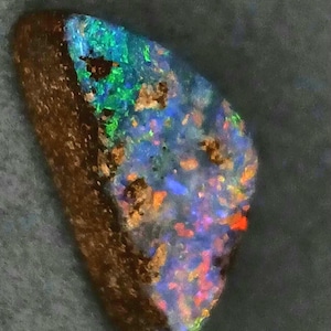 Ópalo Boulder australiano natural, piedra preciosa suelta de 2,9 ct, ópalo sólido con fuego vibrante.