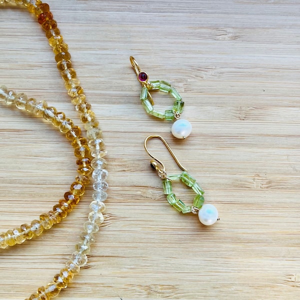 Peridot Ohrringe mit Perlen, Rhodolith Gold Vermail, handgemacht, Einzelstück, Boho, Geschenk für Sie, Gold Ohrringe, Elegant, Zeitlos, edel