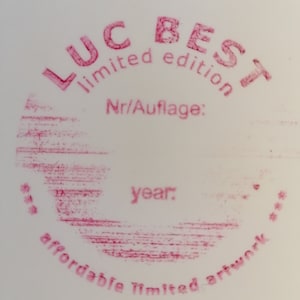 Pu&ograve; includere: Un timbro di gomma rosa con il testo "Luc Best edizione limitata" e "Nr/Auflage:" e "year:" e "affordable limited artwork".