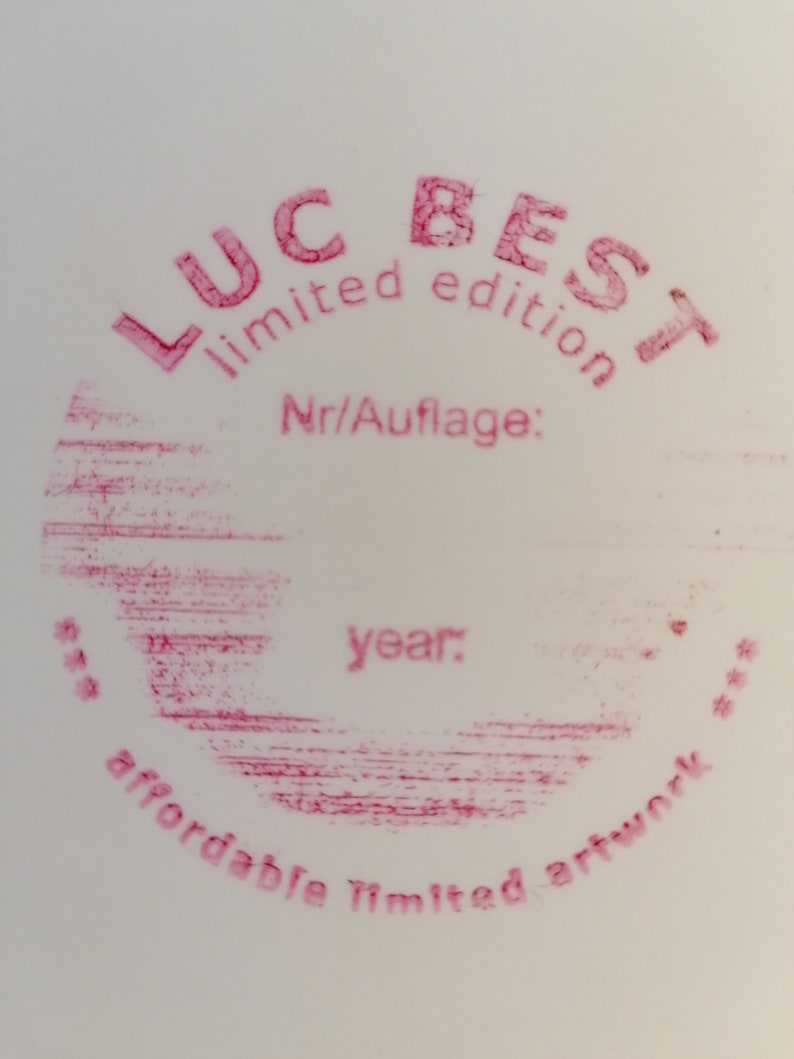 Pu&ograve; includere: Un timbro di gomma rosa con il testo "Luc Best edizione limitata" e "Nr/Auflage:" e "year:" e "affordable limited artwork".